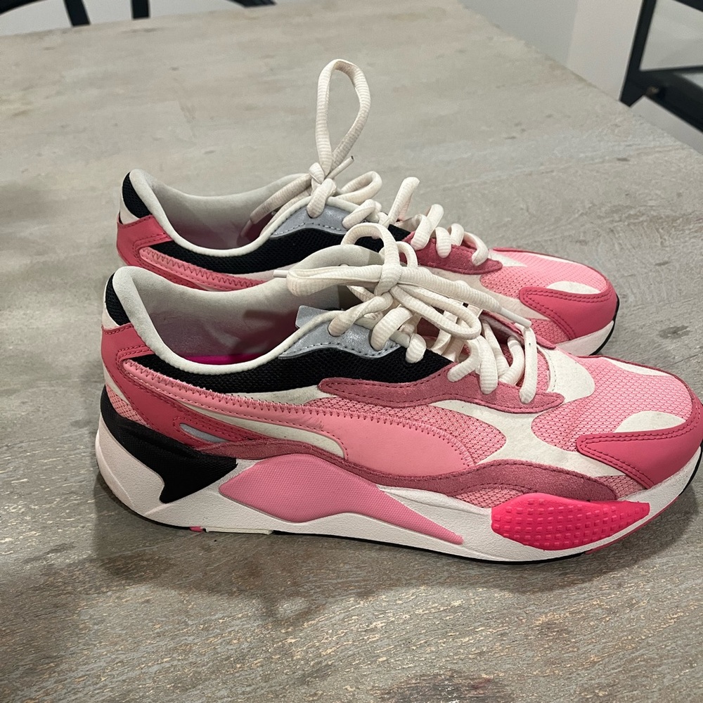 Women’s pink puma sneakers in a size 11. - Picture 3 of 3